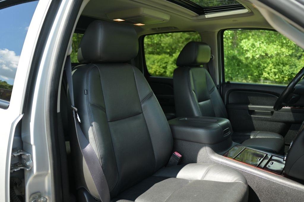 Chevrolet Avalanche 4WD Crew Cab LTZ 2012