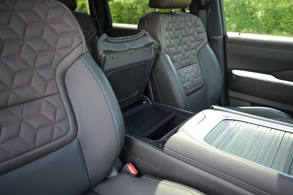 Nissan Armada 4x4 Platinum Reserve *Ltd Avail* 2026