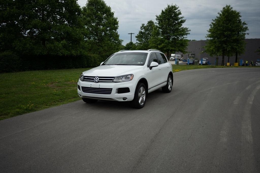 Volkswagen Touareg 4dr 3.6L Sport w/Nav 2014