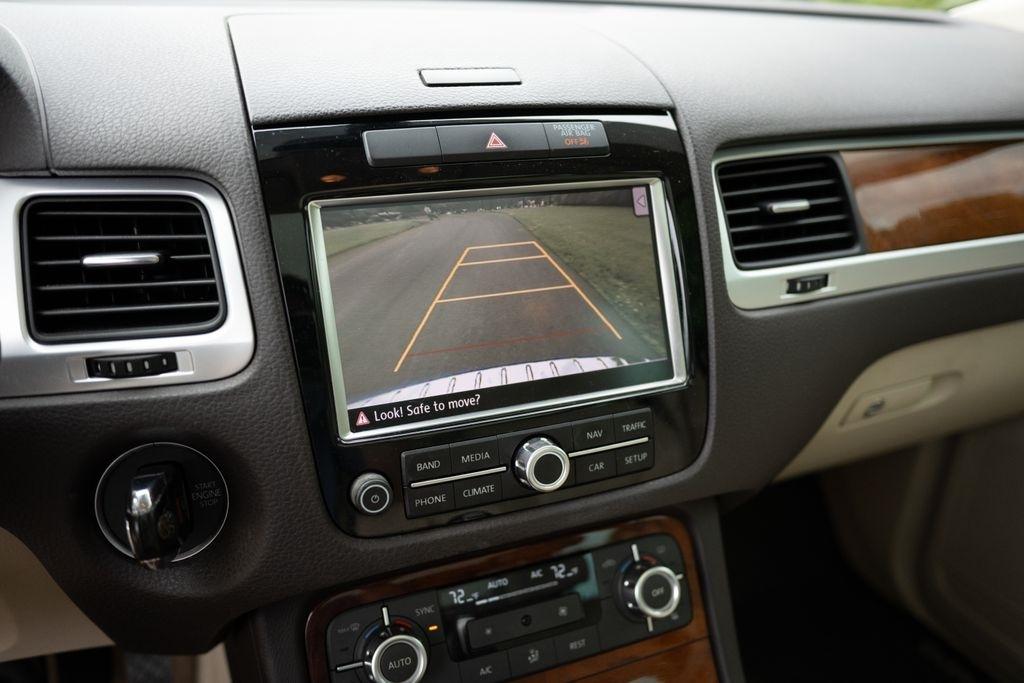 Volkswagen Touareg 4dr 3.6L Sport w/Nav 2014