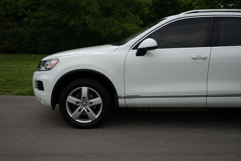 Volkswagen Touareg 4dr 3.6L Sport w/Nav 2014