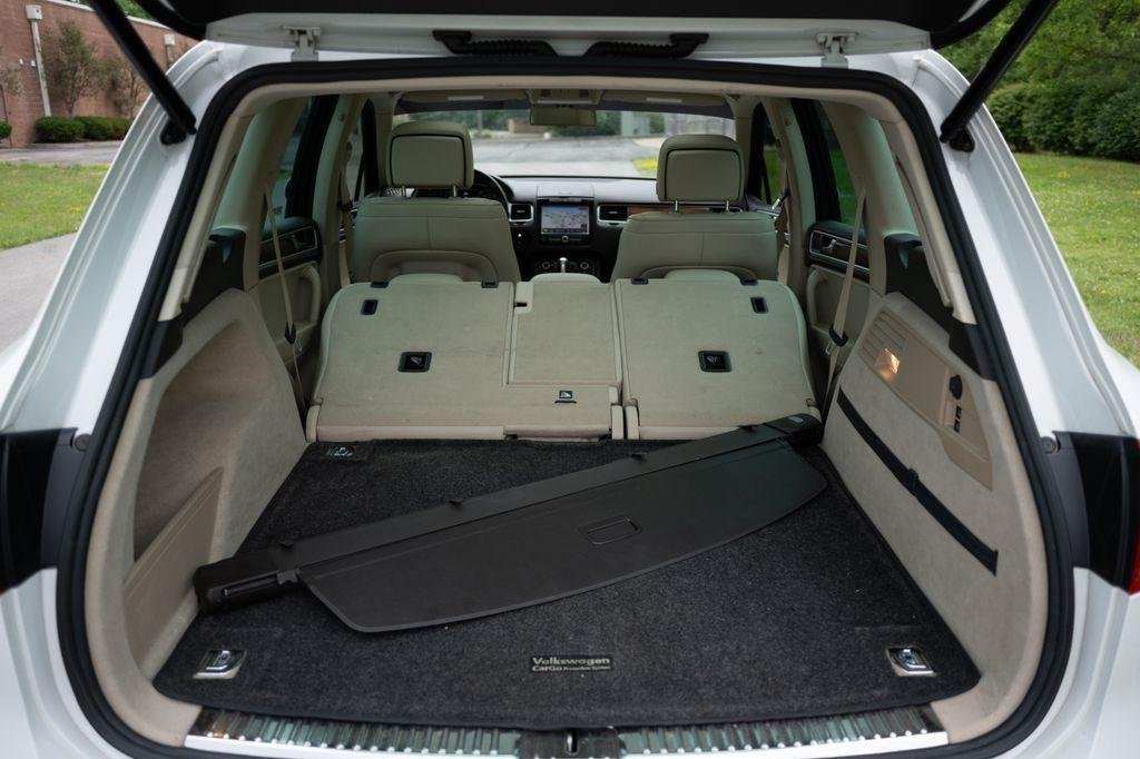 Volkswagen Touareg 4dr 3.6L Sport w/Nav 2014