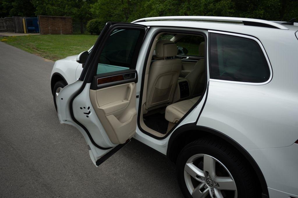 Volkswagen Touareg 4dr 3.6L Sport w/Nav 2014