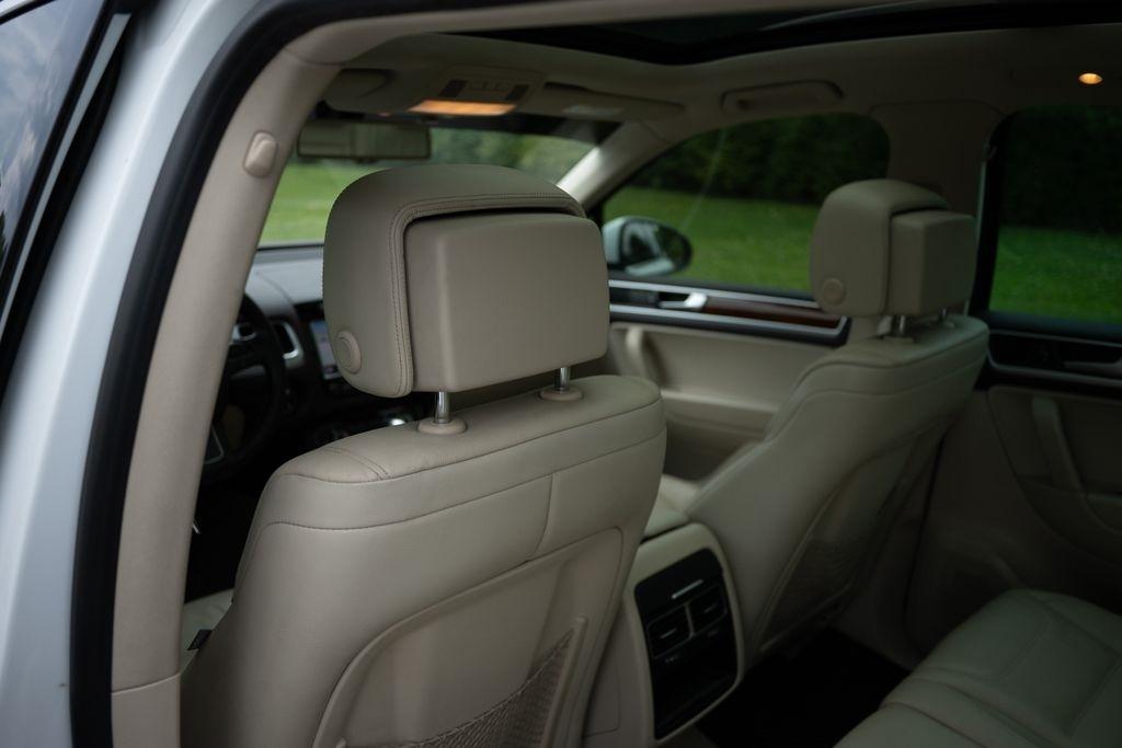 Volkswagen Touareg 4dr 3.6L Sport w/Nav 2014