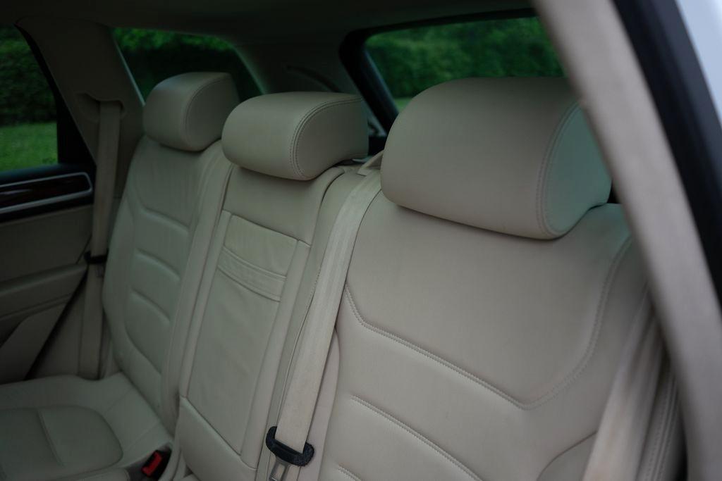 Volkswagen Touareg 4dr 3.6L Sport w/Nav 2014