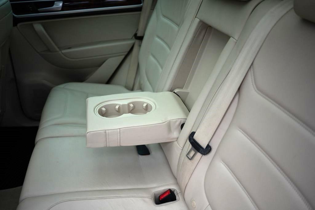 Volkswagen Touareg 4dr 3.6L Sport w/Nav 2014