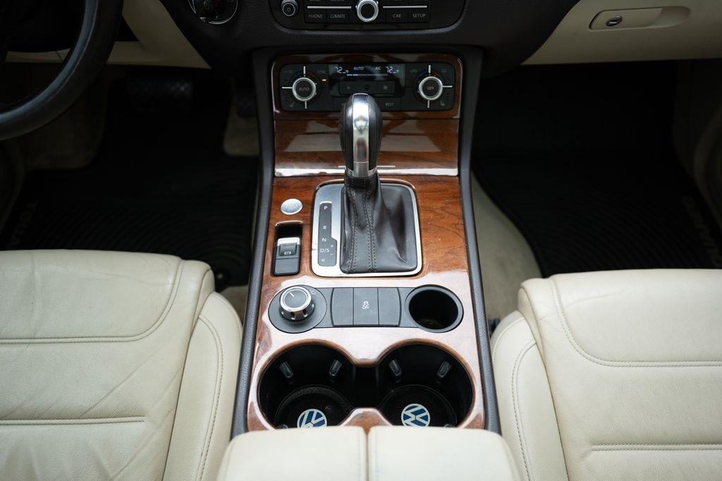 Volkswagen Touareg 4dr 3.6L Sport w/Nav 2014