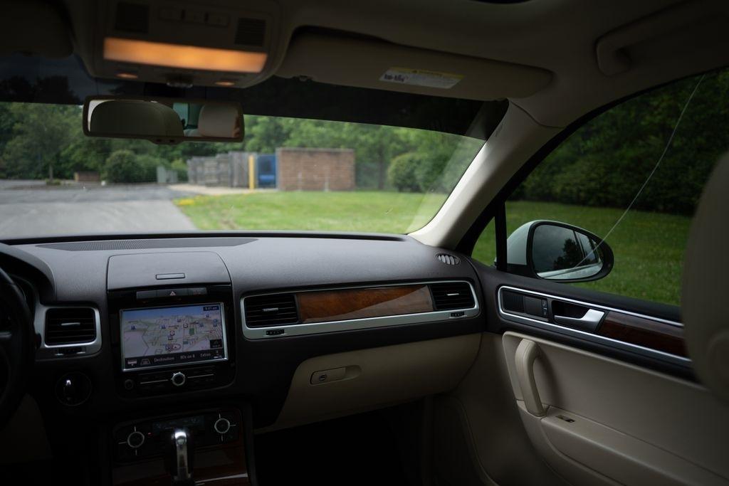 Volkswagen Touareg 4dr 3.6L Sport w/Nav 2014
