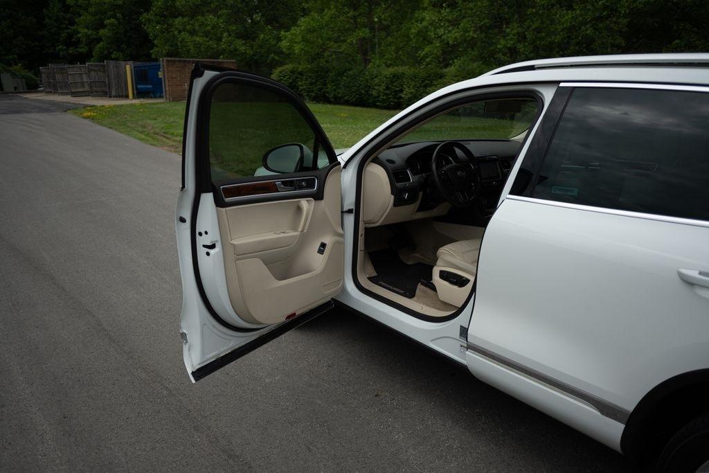 Volkswagen Touareg 4dr 3.6L Sport w/Nav 2014