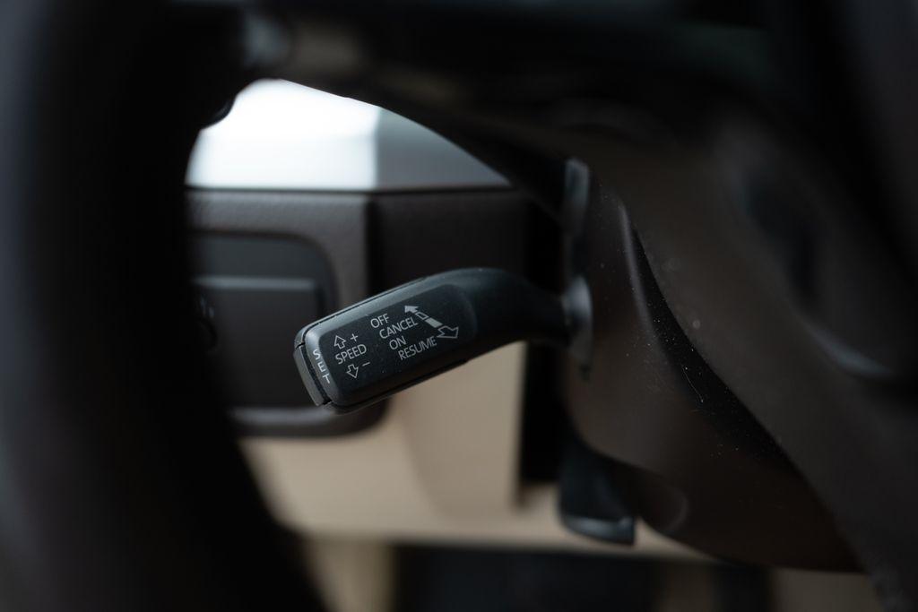 Volkswagen Touareg 4dr 3.6L Sport w/Nav 2014