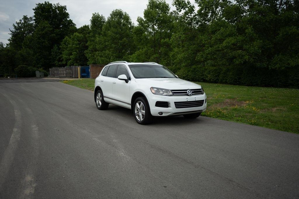 Volkswagen Touareg 4dr 3.6L Sport w/Nav 2014