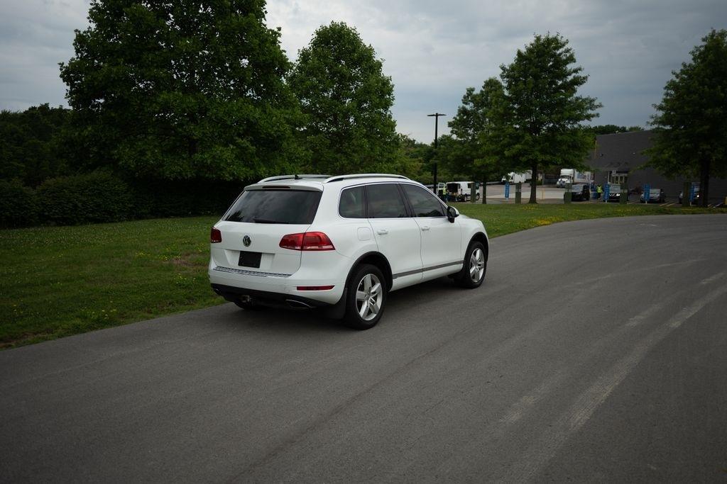 Volkswagen Touareg 4dr 3.6L Sport w/Nav 2014