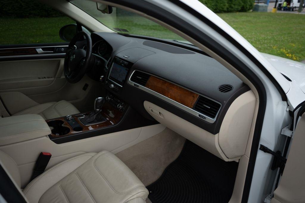 Volkswagen Touareg 4dr 3.6L Sport w/Nav 2014