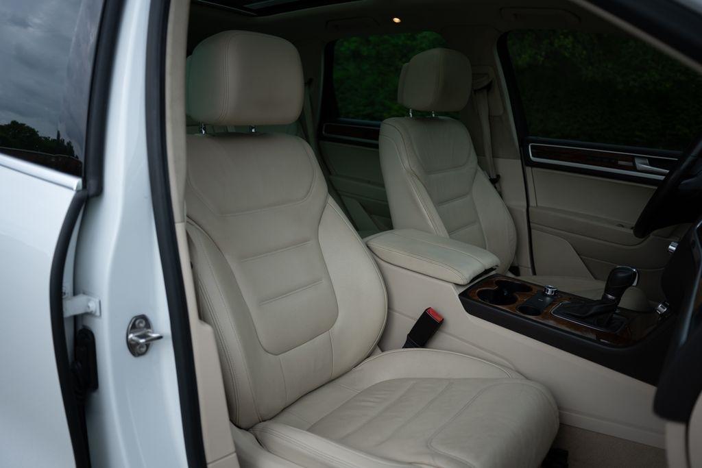 Volkswagen Touareg 4dr 3.6L Sport w/Nav 2014