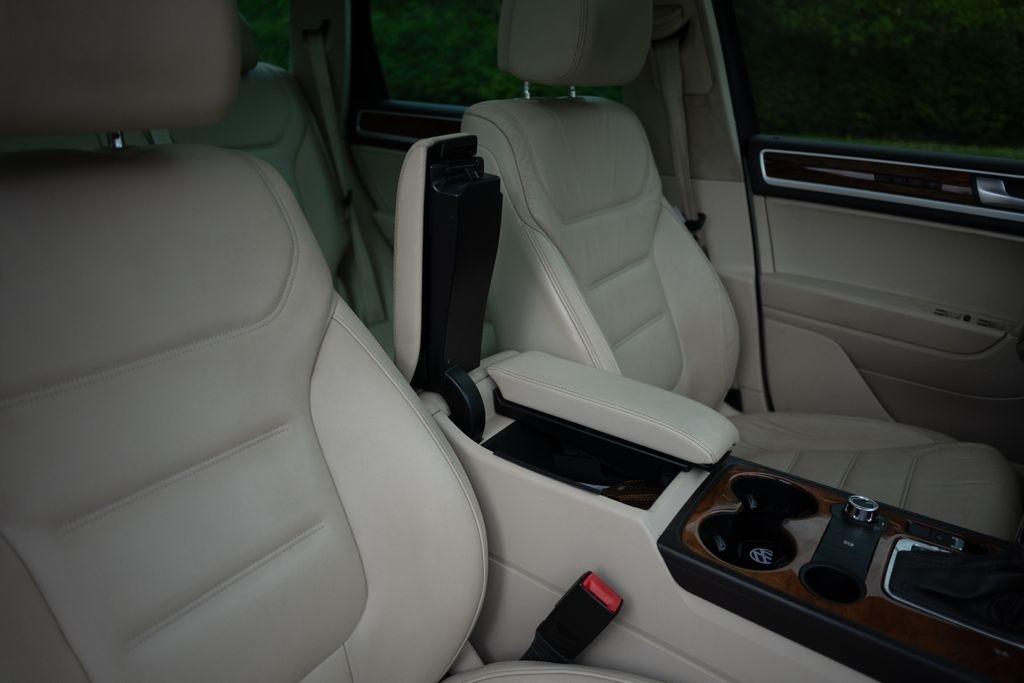 Volkswagen Touareg 4dr 3.6L Sport w/Nav 2014