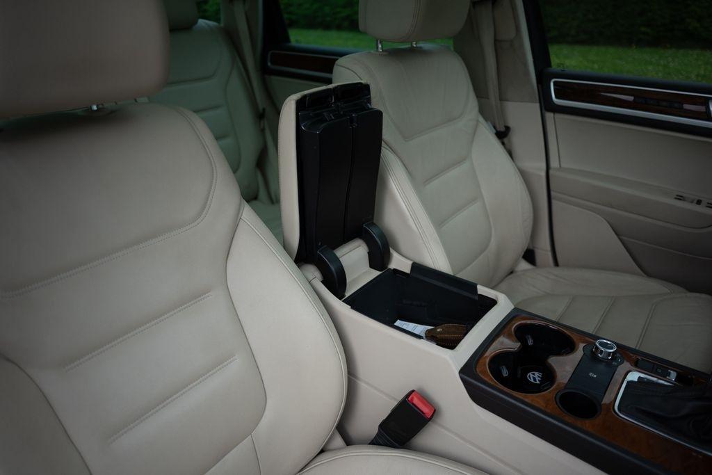 Volkswagen Touareg 4dr 3.6L Sport w/Nav 2014