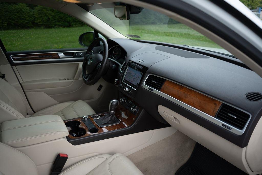 Volkswagen Touareg 4dr 3.6L Sport w/Nav 2014