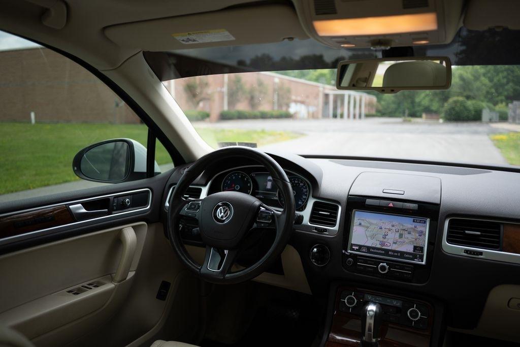 Volkswagen Touareg 4dr 3.6L Sport w/Nav 2014
