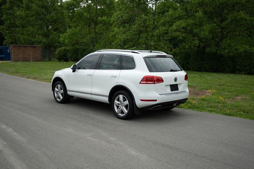 Volkswagen Touareg 4dr 3.6L Sport w/Nav 2014