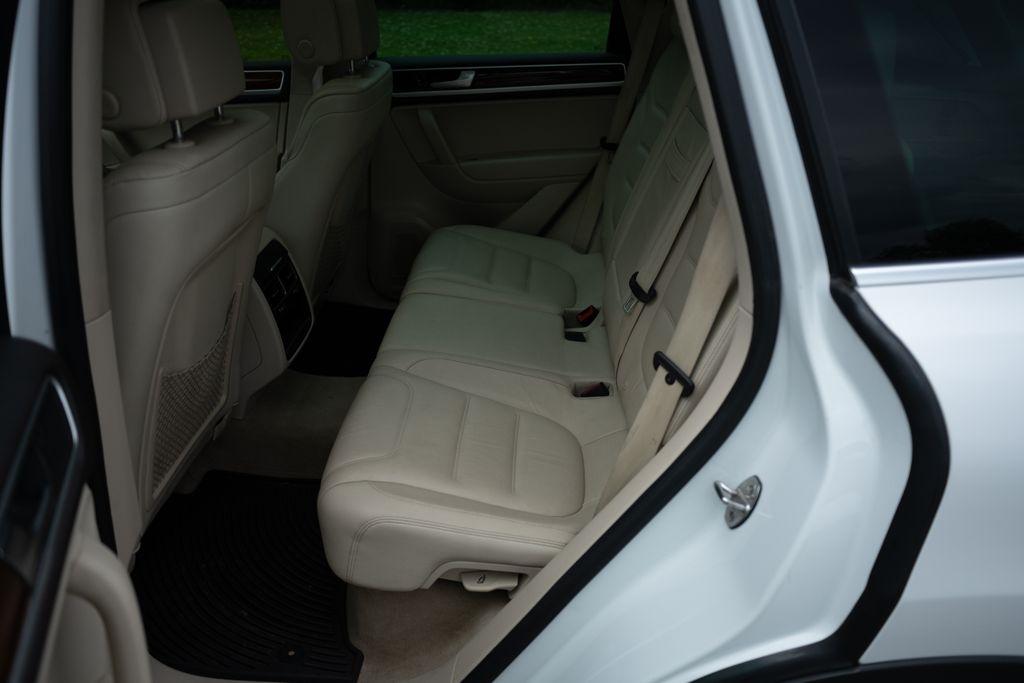 Volkswagen Touareg 4dr 3.6L Sport w/Nav 2014