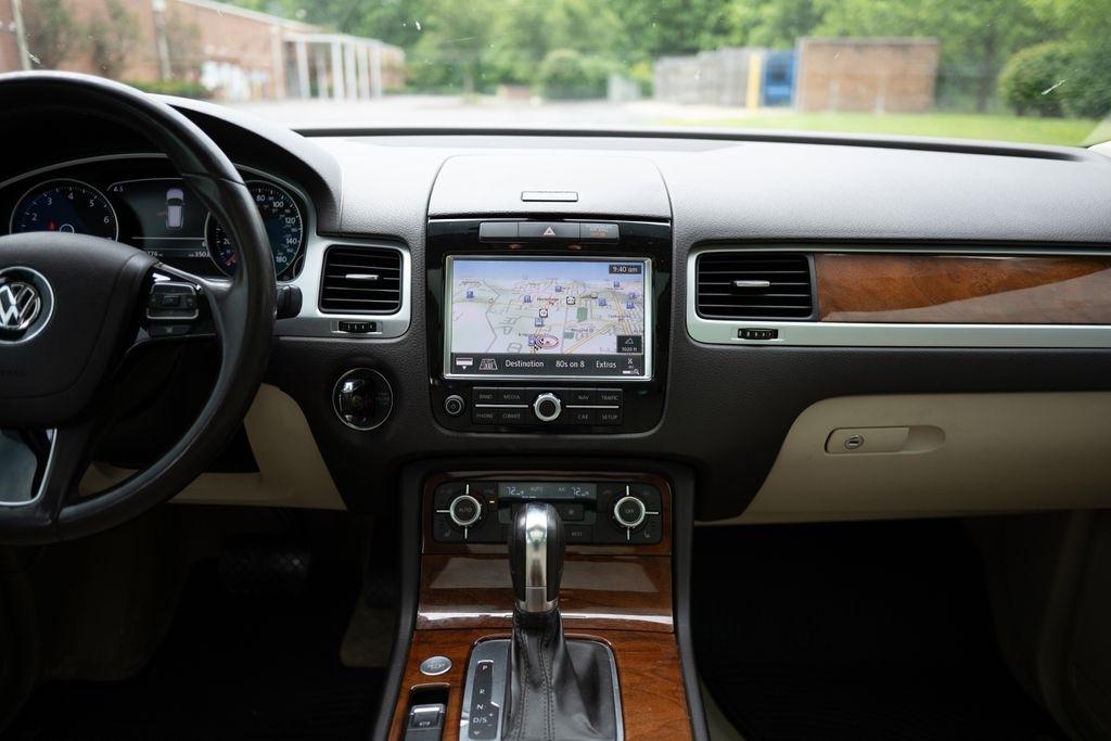 Volkswagen Touareg 4dr 3.6L Sport w/Nav 2014