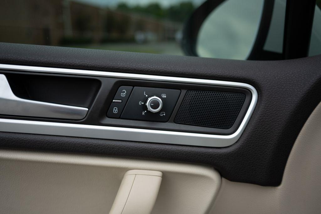Volkswagen Touareg 4dr 3.6L Sport w/Nav 2014