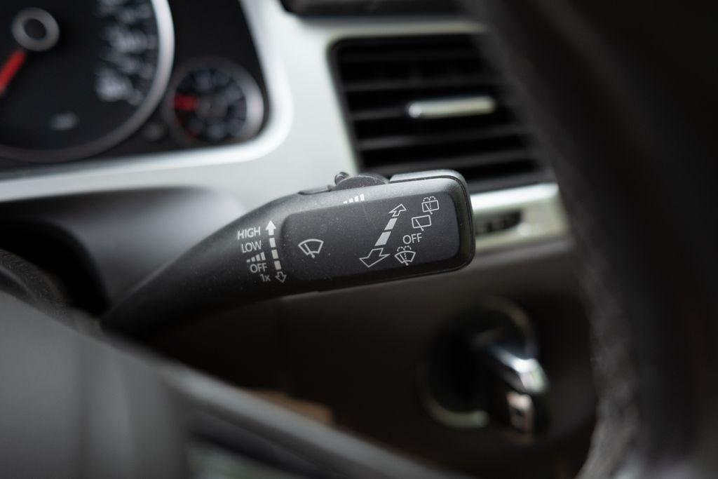 Volkswagen Touareg 4dr 3.6L Sport w/Nav 2014