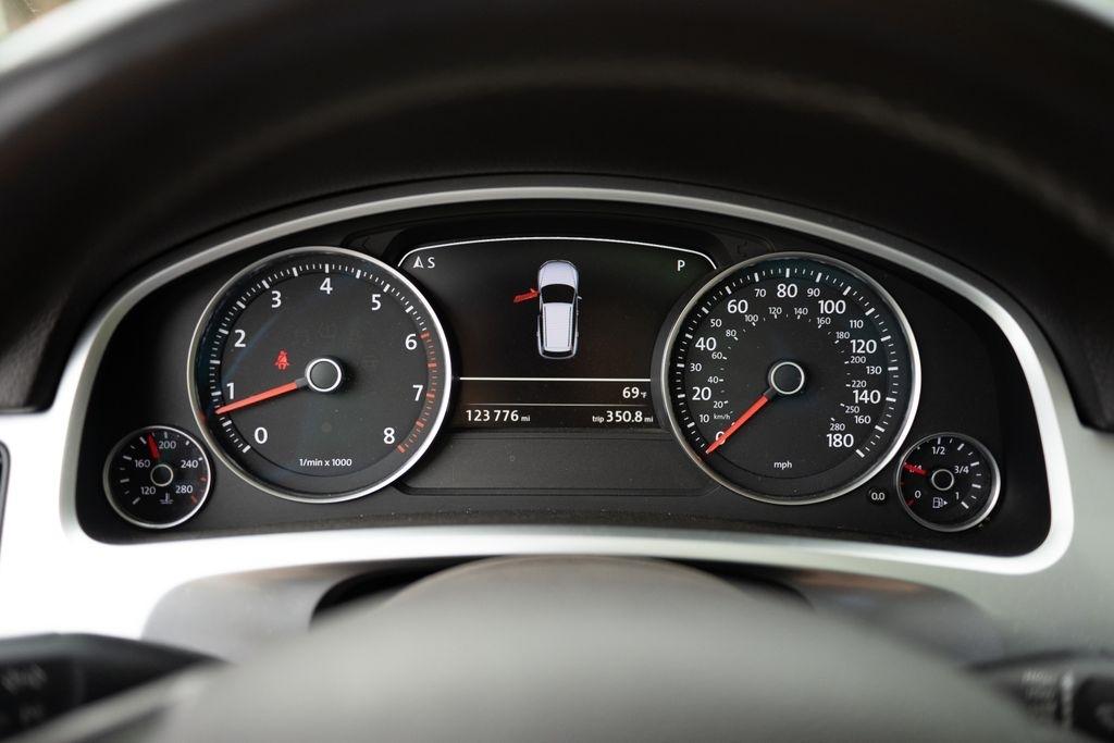 Volkswagen Touareg 4dr 3.6L Sport w/Nav 2014