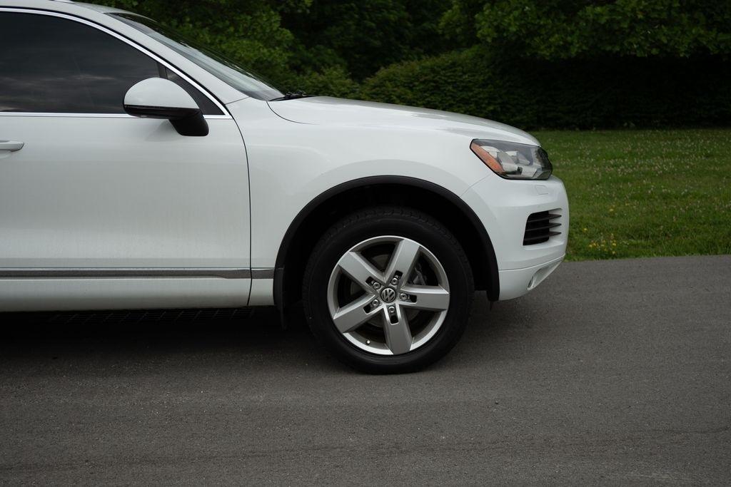Volkswagen Touareg 4dr 3.6L Sport w/Nav 2014