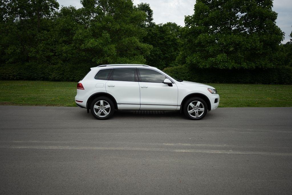 Volkswagen Touareg 4dr 3.6L Sport w/Nav 2014