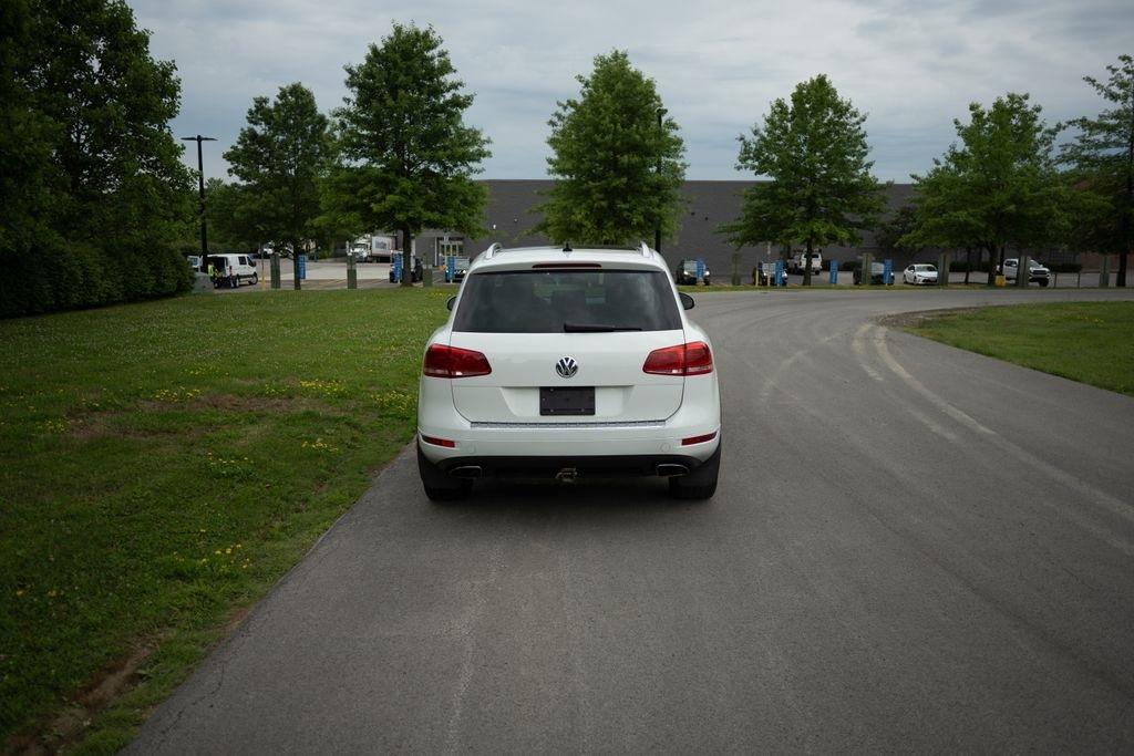 Volkswagen Touareg 4dr 3.6L Sport w/Nav 2014
