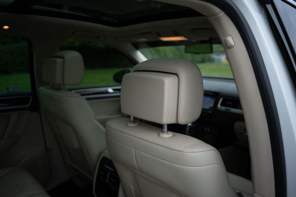 Volkswagen Touareg 4dr 3.6L Sport w/Nav 2014