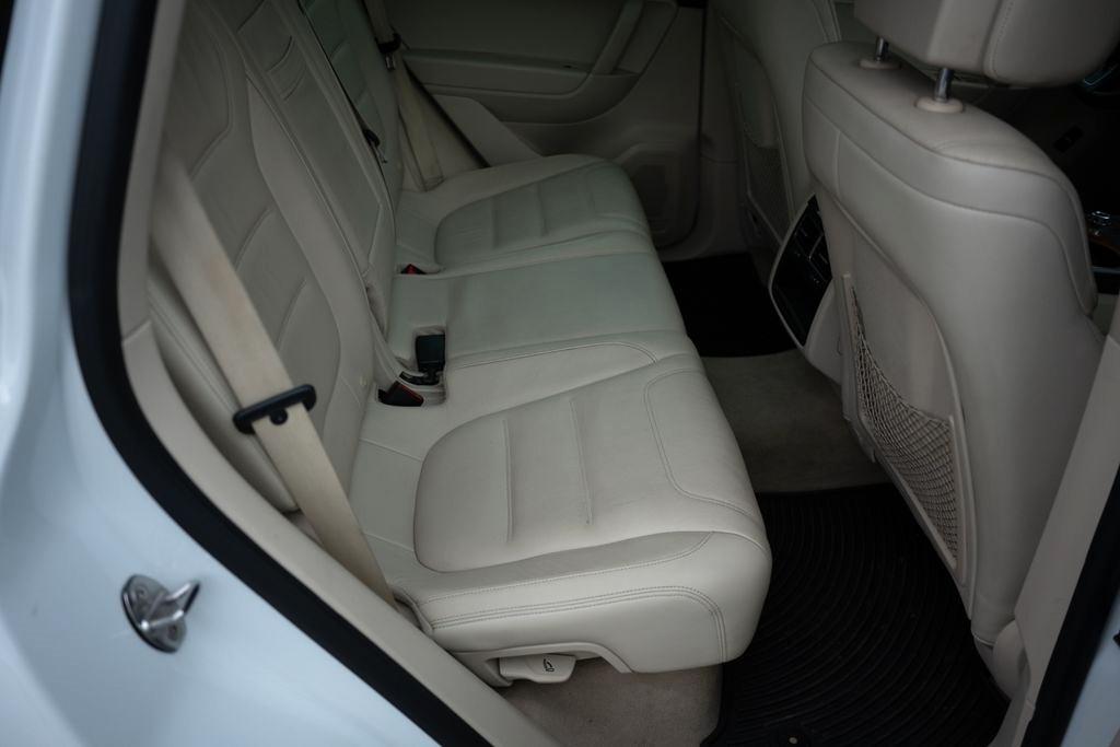 Volkswagen Touareg 4dr 3.6L Sport w/Nav 2014