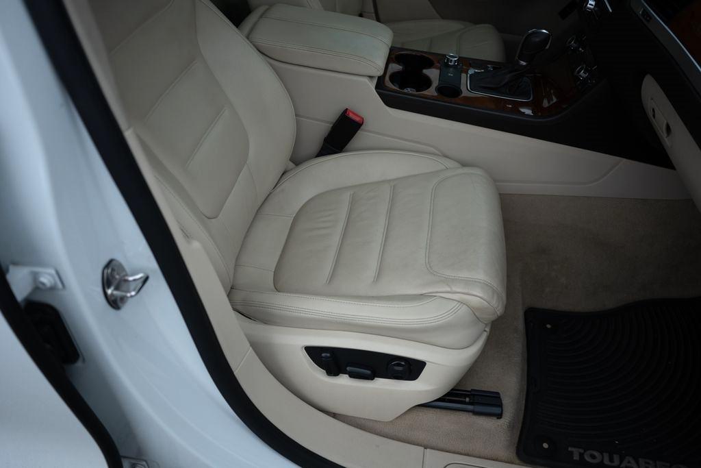 Volkswagen Touareg 4dr 3.6L Sport w/Nav 2014