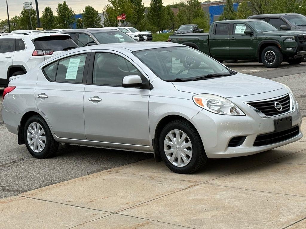 Nissan Versa 4dr Sdn CVT 1.6 SV 2013