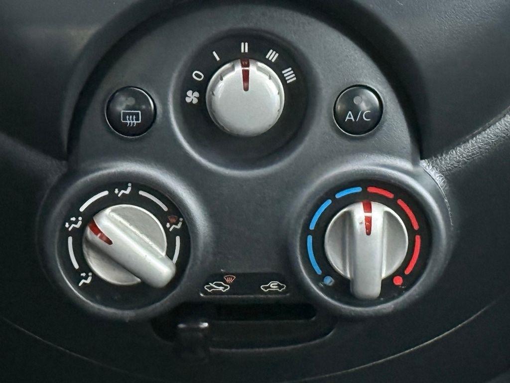 Nissan Versa 4dr Sdn CVT 1.6 SV 2013