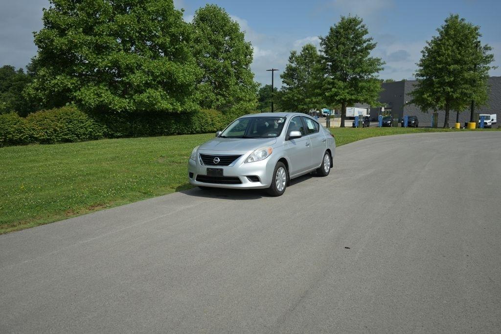 Nissan Versa 4dr Sdn CVT 1.6 SV 2013