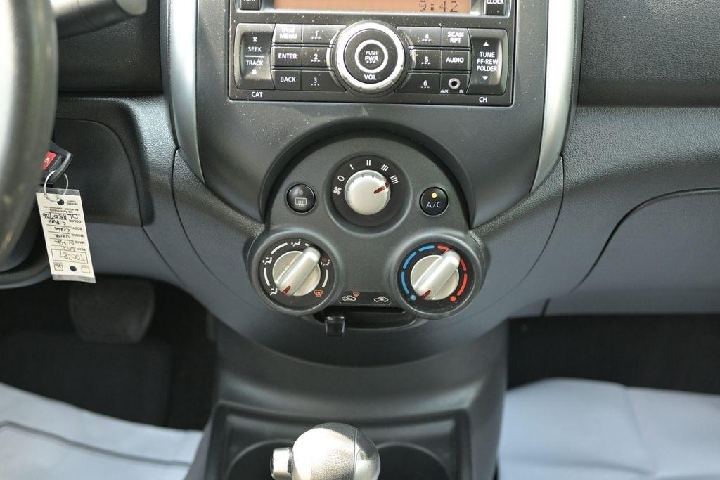 Nissan Versa 4dr Sdn CVT 1.6 SV 2013