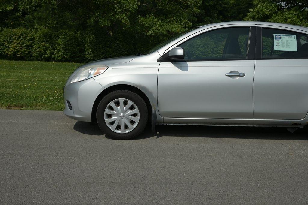 Nissan Versa 4dr Sdn CVT 1.6 SV 2013
