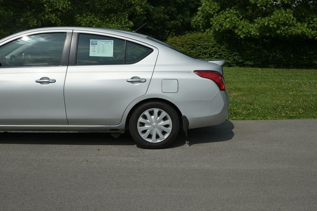 Nissan Versa 4dr Sdn CVT 1.6 SV 2013