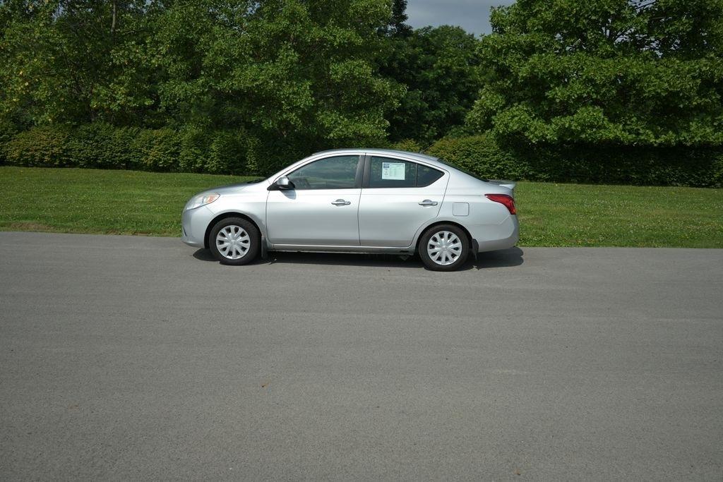 Nissan Versa 4dr Sdn CVT 1.6 SV 2013