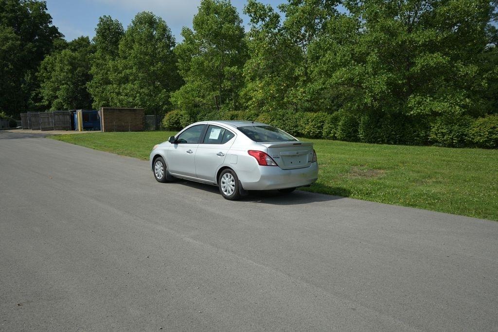 Nissan Versa 4dr Sdn CVT 1.6 SV 2013
