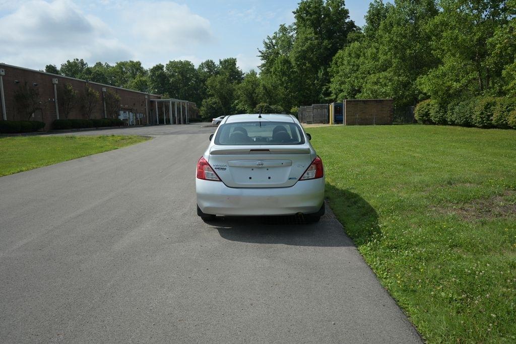Nissan Versa 4dr Sdn CVT 1.6 SV 2013