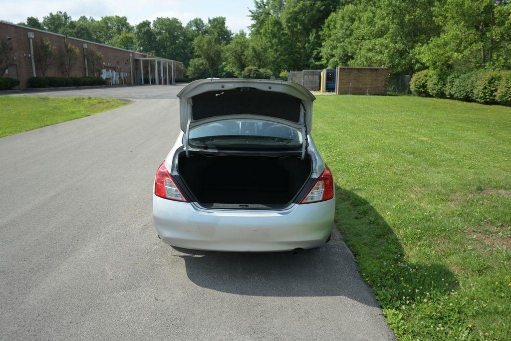 Nissan Versa 4dr Sdn CVT 1.6 SV 2013