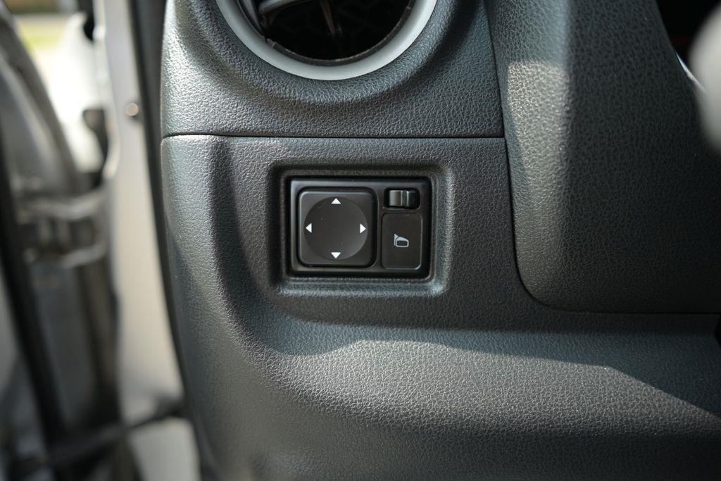 Nissan Versa 4dr Sdn CVT 1.6 SV 2013