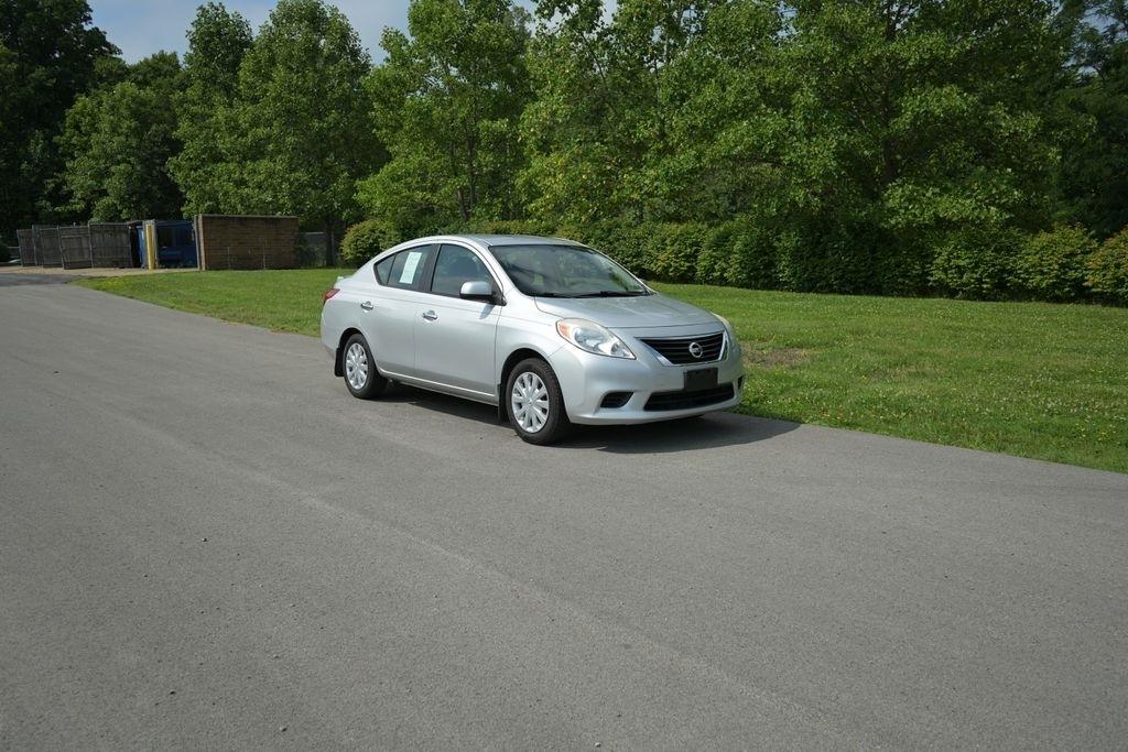 Nissan Versa 4dr Sdn CVT 1.6 SV 2013