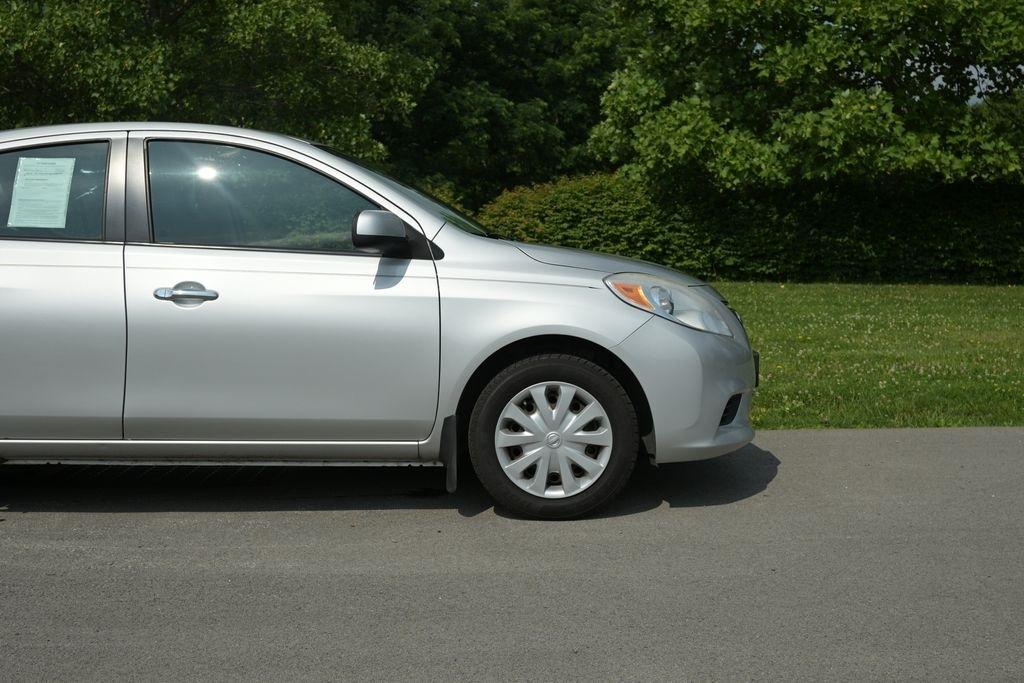 Nissan Versa 4dr Sdn CVT 1.6 SV 2013