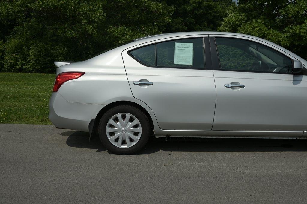 Nissan Versa 4dr Sdn CVT 1.6 SV 2013