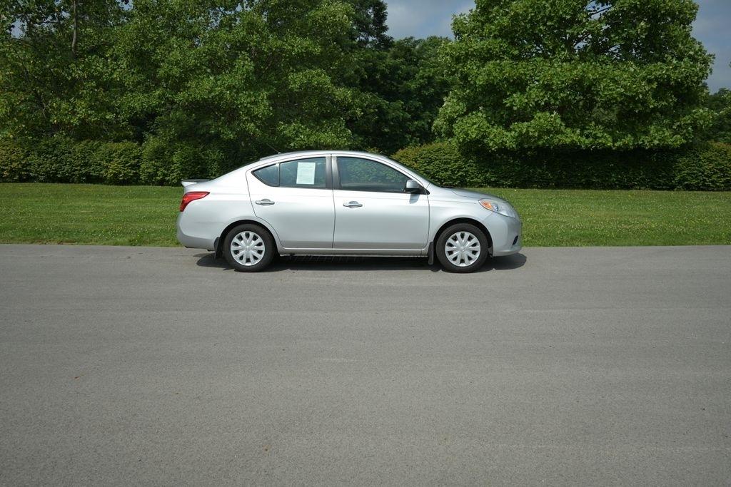 Nissan Versa 4dr Sdn CVT 1.6 SV 2013