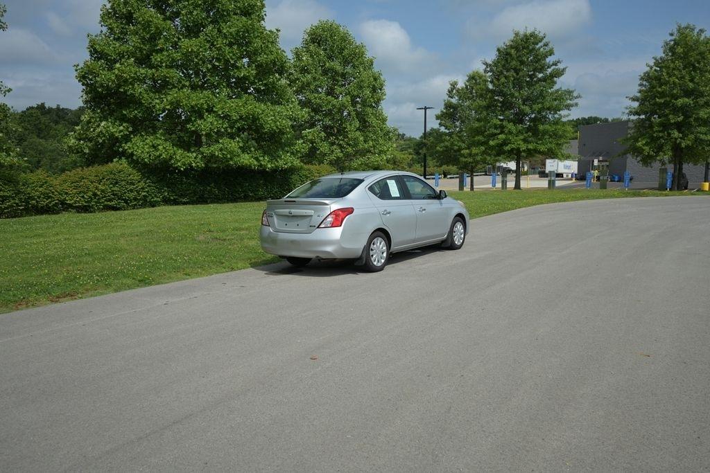 Nissan Versa 4dr Sdn CVT 1.6 SV 2013